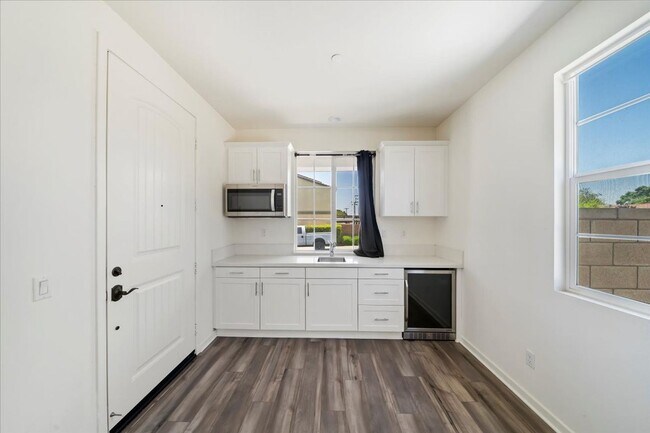 Building Photo - Beautiful Home with Private Climate Controlled Suite