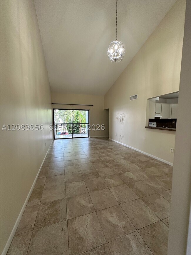 Building Photo - 9435 Fontainebleau Blvd