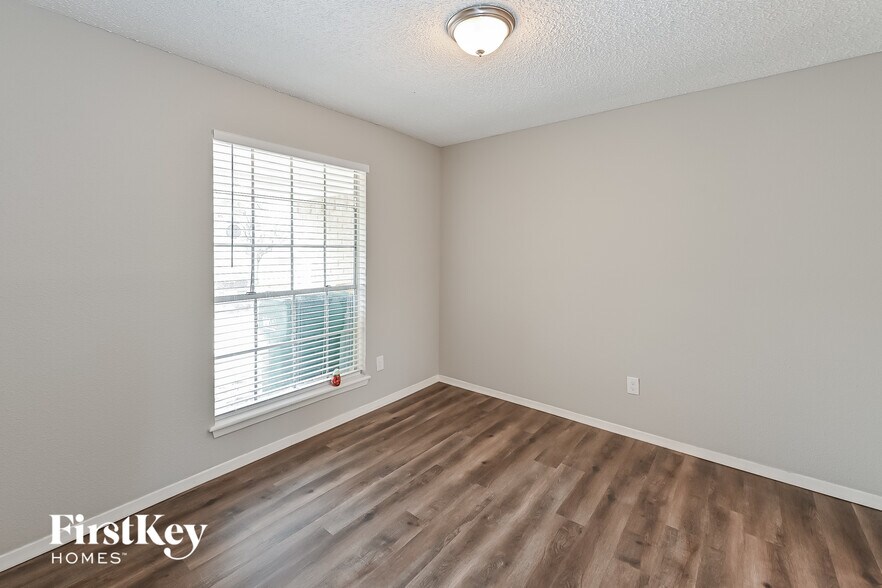 Building Photo - 8222 Streamside Dr