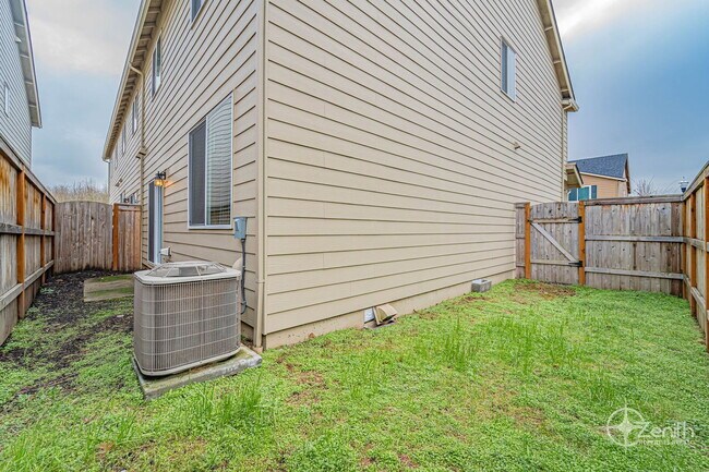 Building Photo - 1400 NE 85th Way