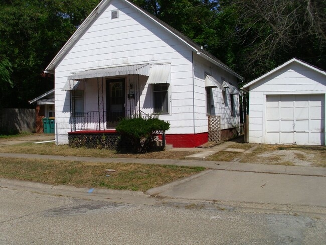 Building Photo - 2 bedroom house with garage
