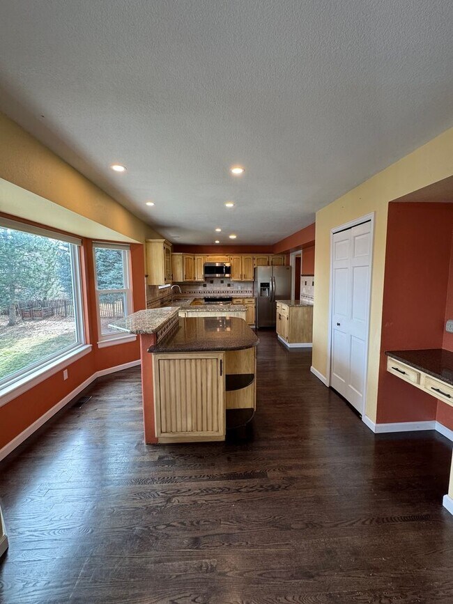 Building Photo - 5 Bedroom Home in Broadmoor Bluffs