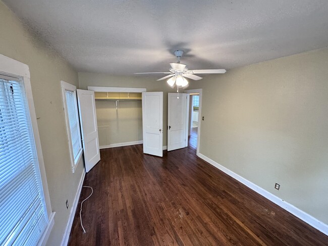 Building Photo - 819 N Forest Dr