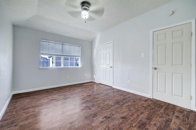 Building Photo - 15102 Jordan Oaks St
