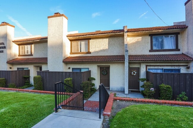 Building Photo - >>>>> TWO BEDROOM 1.5 BATHS TOWN-HOME STYL...