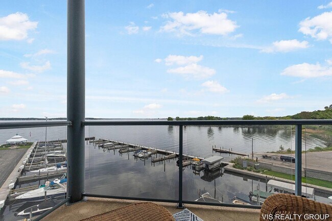 Building Photo - 2964 Lakeshore Dr