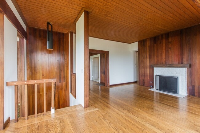 Building Photo - Mid Century Beauty in the Heart of the Ban...