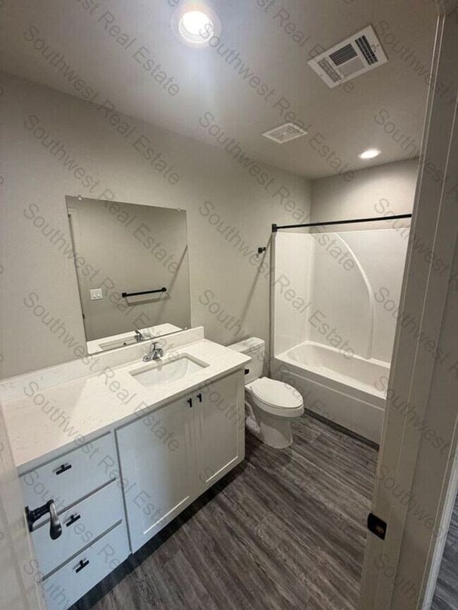 Building Photo - Modern 2 Bed 2 Bath apartment