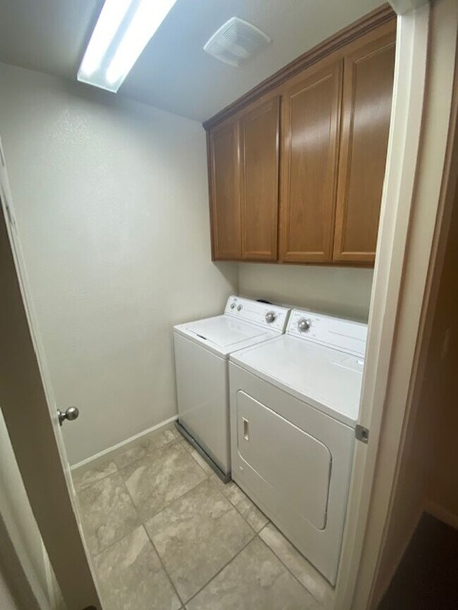 Building Photo - Rare Find in Lincoln!  Spacious 3 Bedroom 2.5 Bath Home Walking Distance to the Park