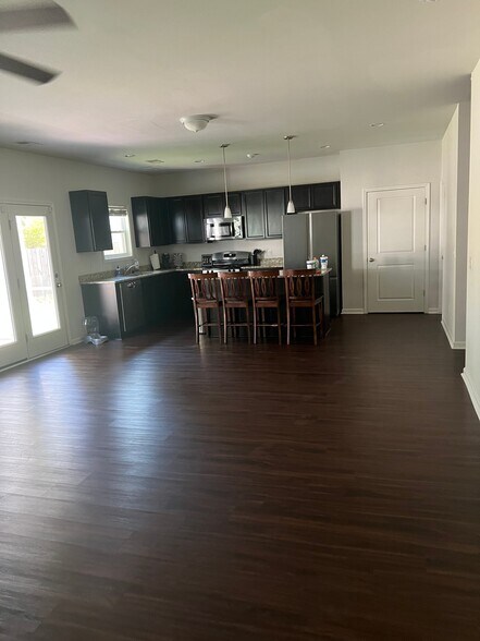 Building Photo - 214 Great Bend Dr