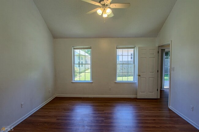 Building Photo - 619 W Manor