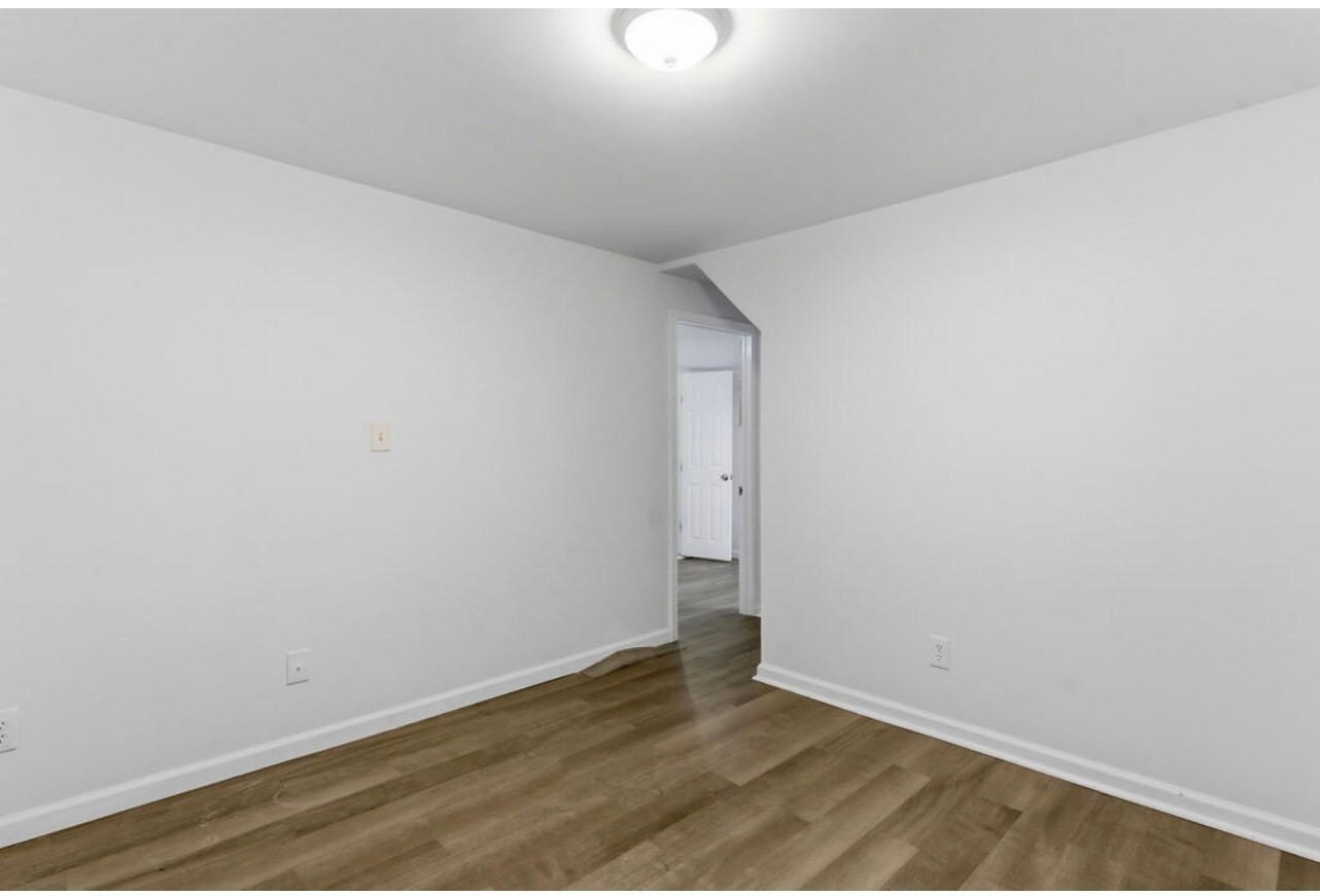Building Photo - 1511 Crest Rd