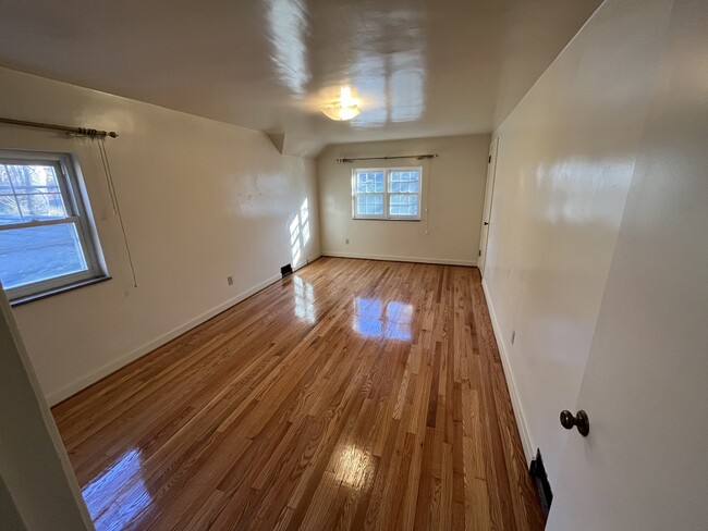 Building Photo - 136 Riverview Ter