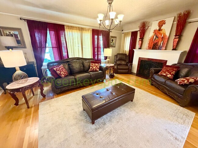 Building Photo - Awesome 4-Bed/2-Bath Craftsman Bungalow House Near Alberta District