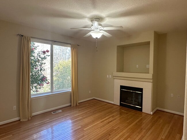 Building Photo - Beautiful 3 Bed + Bonus Room, 2.5 Bath Home!