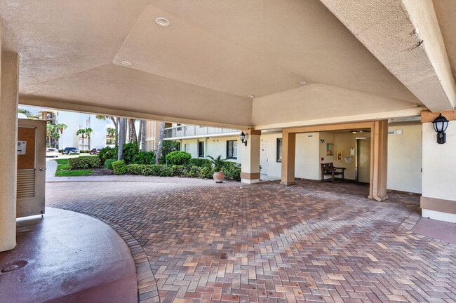 Building Photo - 2401 Marina Isle Way
