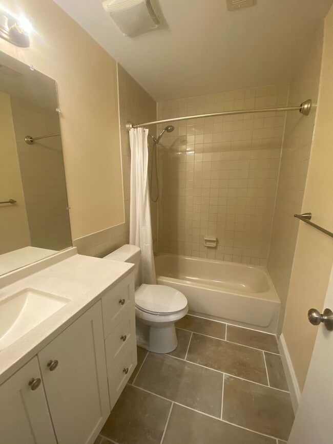 Building Photo - Moon Township - 2 Bedroom, 1.5 Bath Townho...