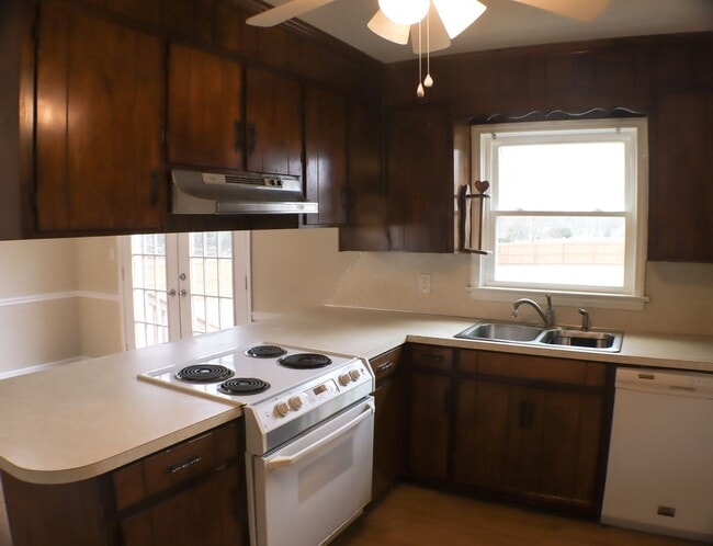 Building Photo - Lovely 5 bedroom, 2 bathroom brick home in Reidsville