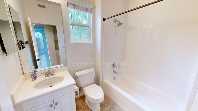 Building Photo - Amazing 2 Bedroom/2.5 Bathroom