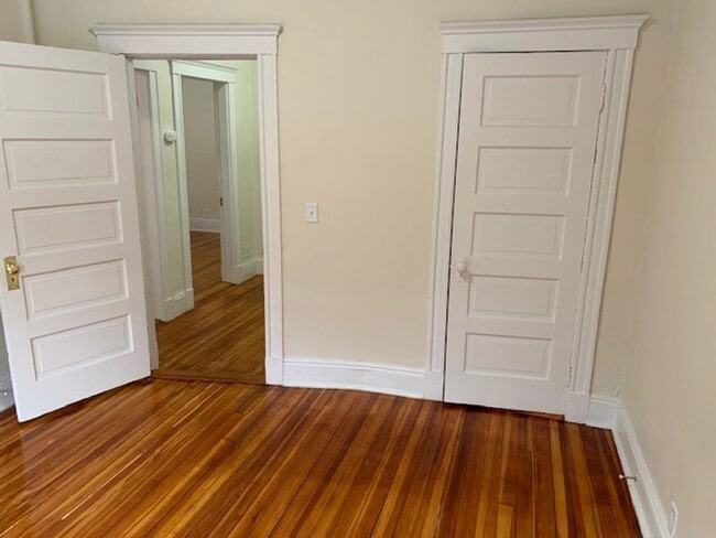 Building Photo - 3BR or 4BR near B/C trains, Wash Sq, heat ...