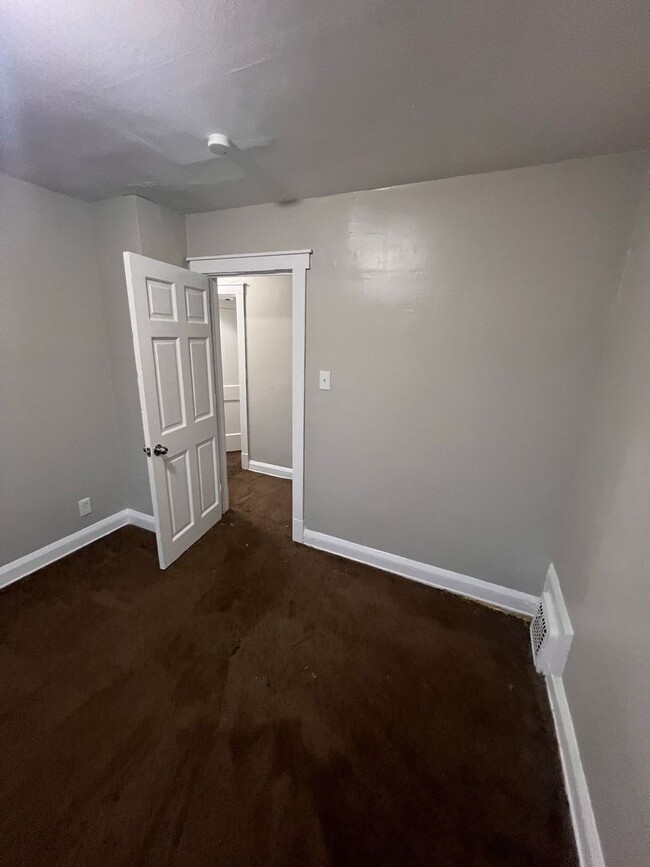 Building Photo - Section 8 Accepted: Affordable 3 Bed, 1 Ba...