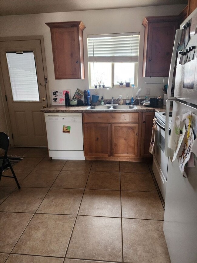 Building Photo - Charming Twinhome