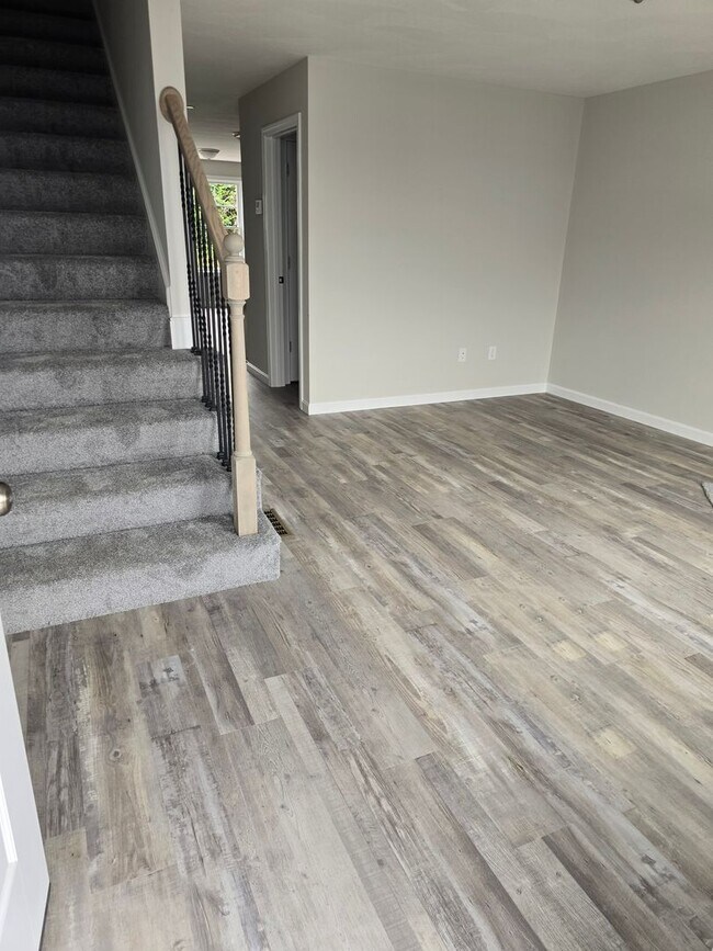 Building Photo - Megway Ct. (2-5)