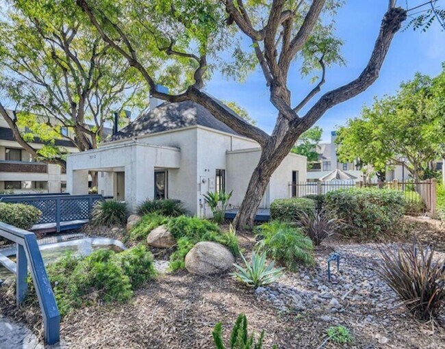 Building Photo - Stunning 2 bedroom/ 2 bath Condo in Creekw...