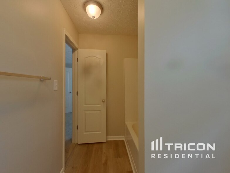 Building Photo - 1032 Wedgewood Ct NE