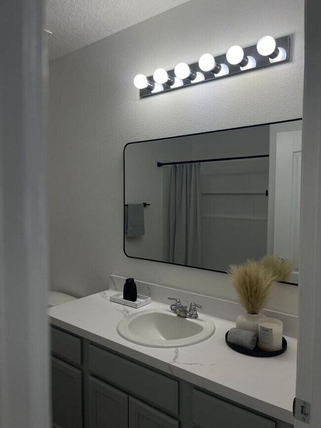 Building Photo - Beautifully Updated 3-Bedroom Townhouse in...