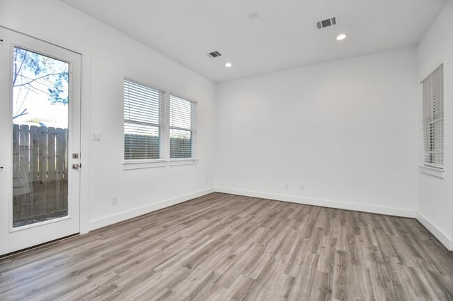 Building Photo - 9020 Laverne Laurel Ln