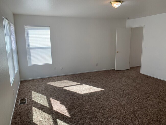 Building Photo - 2 WEEKS FREE RENT November Special - Beaut...