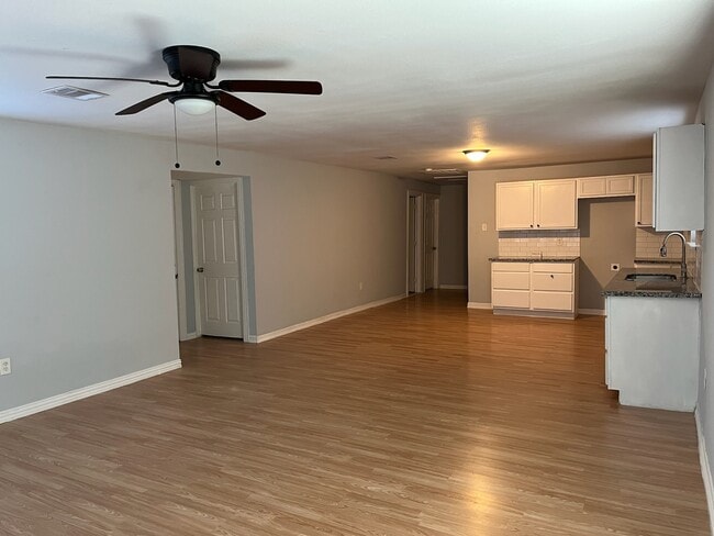 Building Photo - 8826 Crestview Dr
