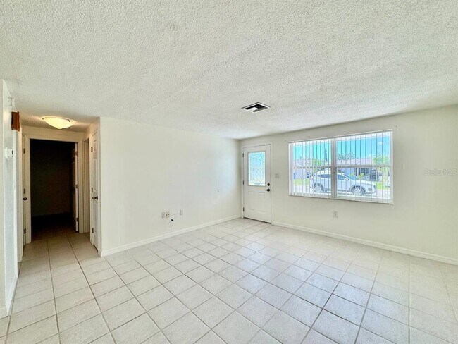 Building Photo - 3131 Roxbury Dr