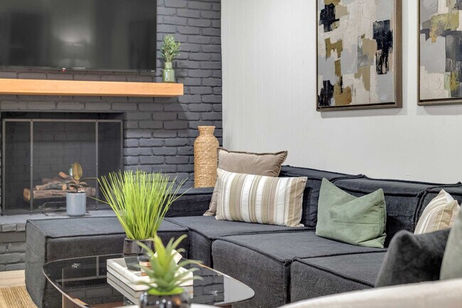 Building Photo - 1901 Cordova Bend