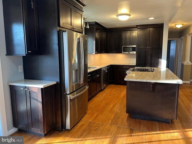 Building Photo - 2046 Greenwich St