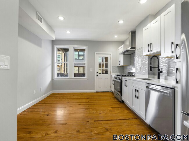 Building Photo - 131 Cottage St