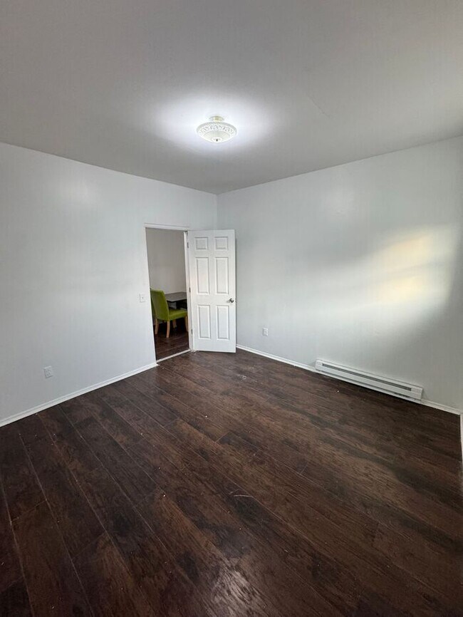 Building Photo - 3 Bedroom Apartment w Free Heat