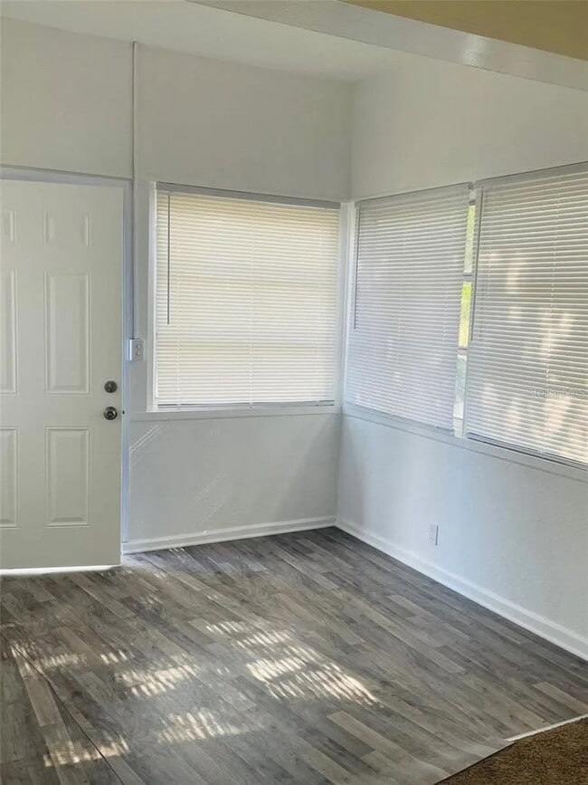 Building Photo - Lovely two bedroom one bathroom cottage