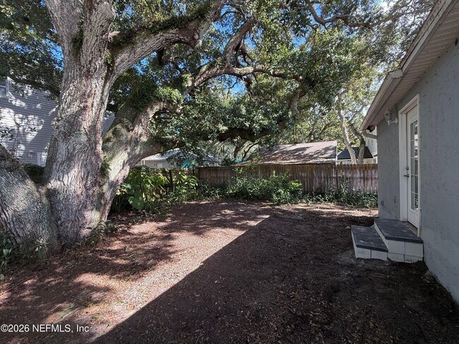 Building Photo - 2418 Hydrangea St
