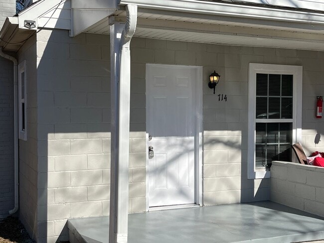 Building Photo - 1 Bedroom 1 Bath Triplex Call Burlington Rentals tom set up a viewing 336-228-7368