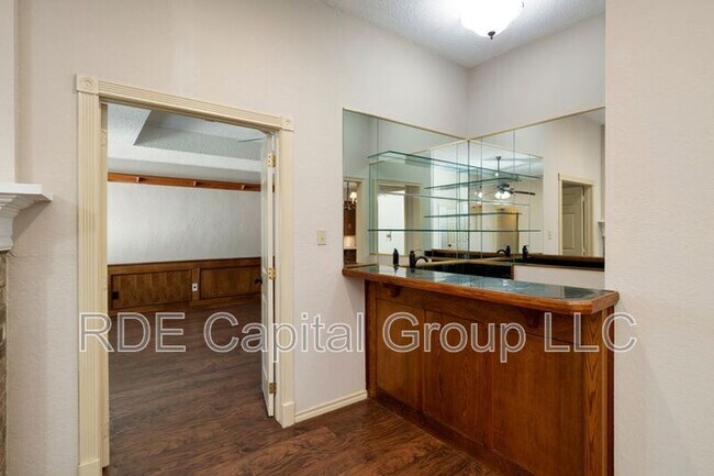 Building Photo - 922 Kingston Dr