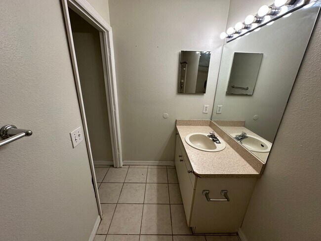 Building Photo - 3005 Hillview St