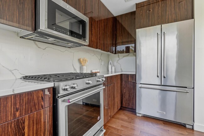 Building Photo - 800 AVENUE AT Port