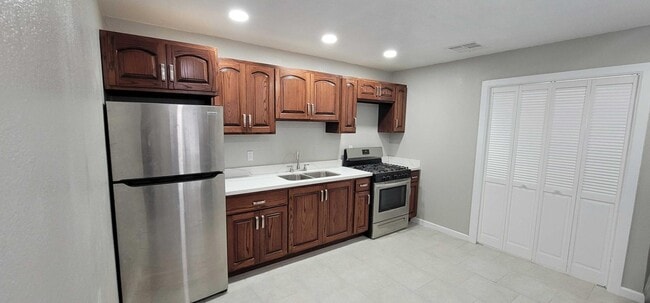 Building Photo - 3031 Findley Ave