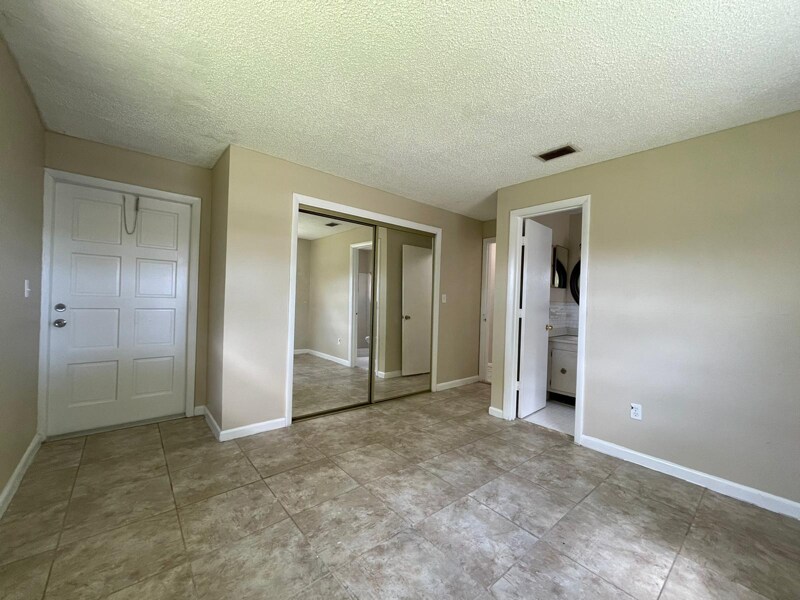 Building Photo - 4671 SW 66th Ave