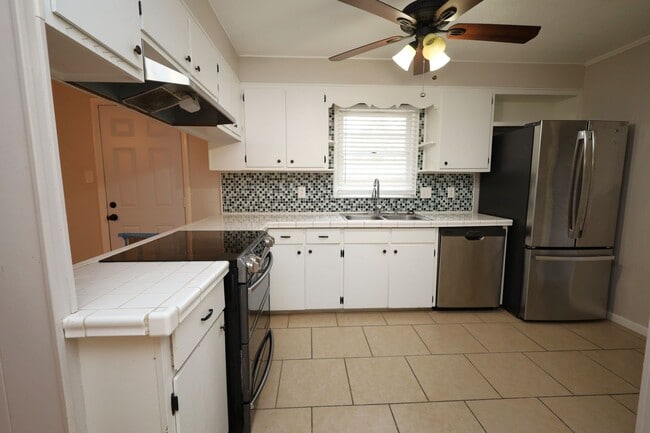 Building Photo - 1104 Kimberly Dr