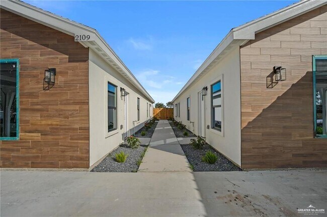 Building Photo - 11 E Viviana St