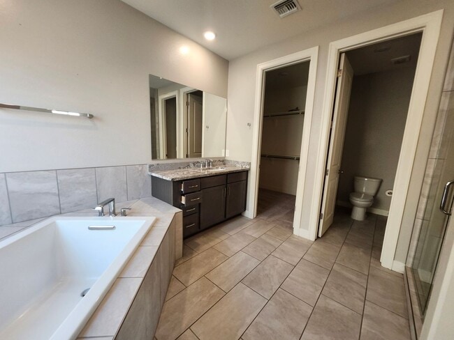 Building Photo - Single Family Home-  5 bedrooms 3 Baths