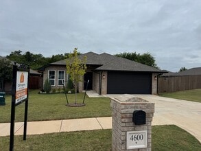 Building Photo - Don't Miss this STUNNING, true 4 bed, 2 ba...